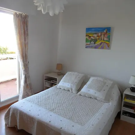 Le Lavandou, 9 Pieces, 4 Personnes - Fr-1-251-615 Apartment